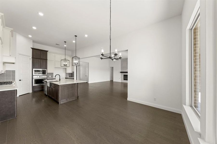 16. 409 Spoonbill - Dining (2)