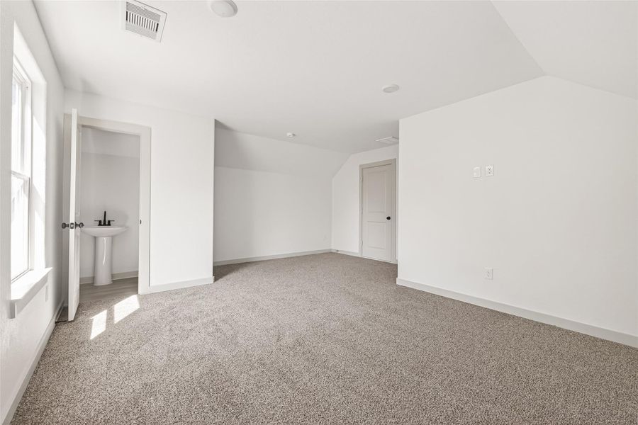 Spacious, unfurnished interior of a new home in , Hempstead (Image 18).