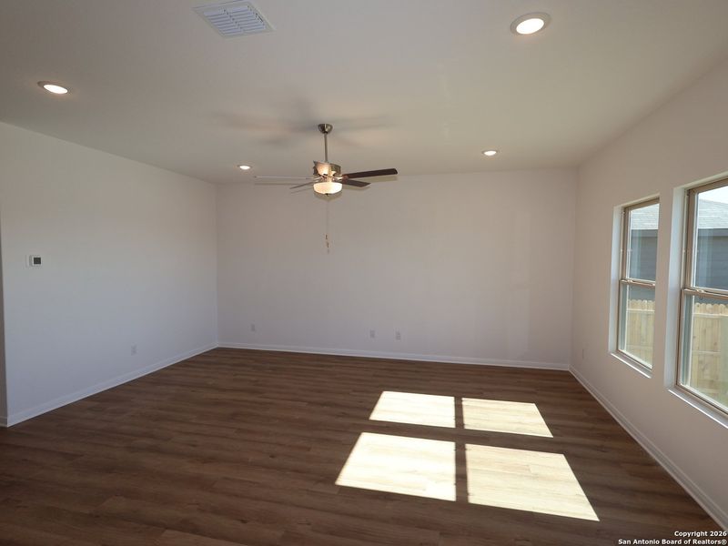 Spacious, unfurnished interior of a new home in Hunters Ranch, San Antonio (Image 22).