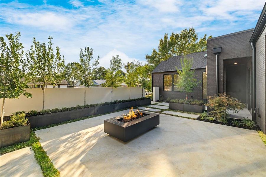 Exterior details and patio area of a home in , Farmers Branch (Image 25).