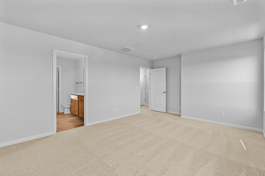 Spacious, unfurnished interior of a new home in Hanes Lake, Winston-Salem (Image 21).