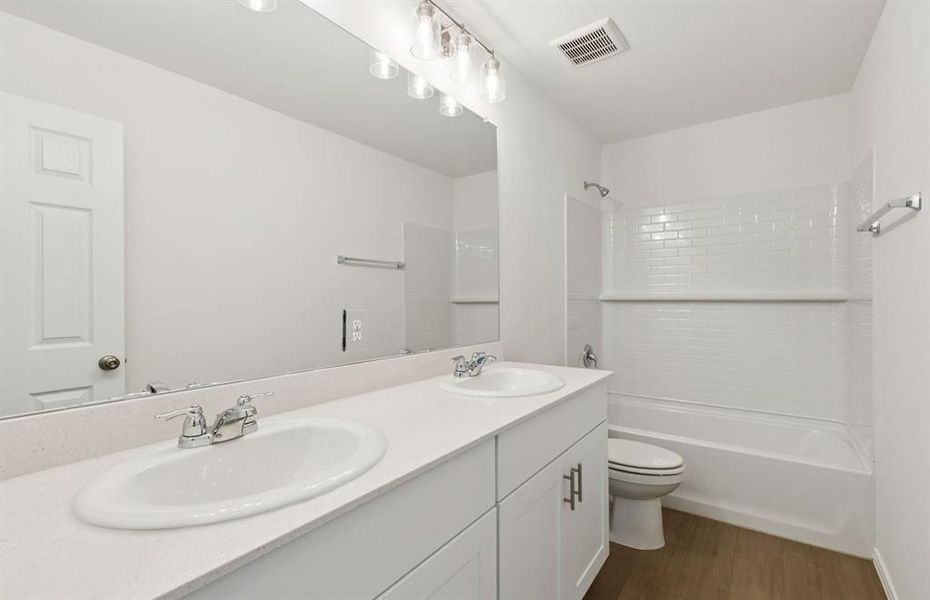 Spacious secondary bathroom Spacious secondary bathroom