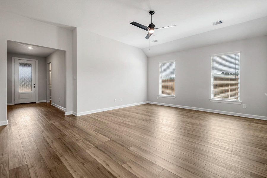 Spacious, unfurnished interior of a new home in Sweetwater Ridge, Conroe (Image 17).