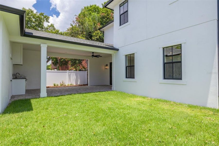 Exterior details and patio area of a home in , St. Petersburg (Image 32).