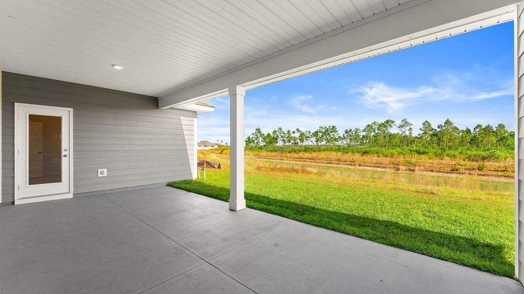 Exterior details and patio area of a home in Liberty, Panama City (Image 3).
