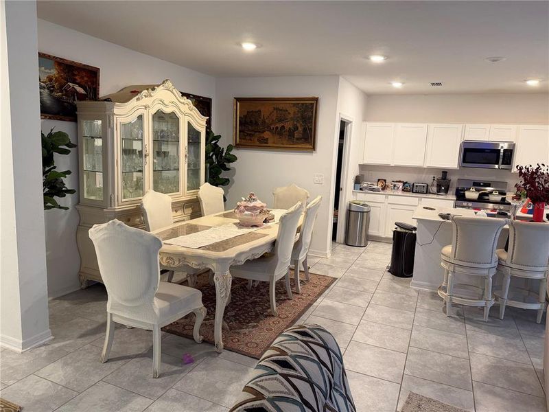 Furnished interior view inside a new home in , Winter Haven (Image 8).