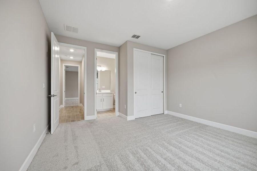 Spacious, unfurnished interior of a new home in Headwaters at Lofton Creek, Yulee (Image 33).