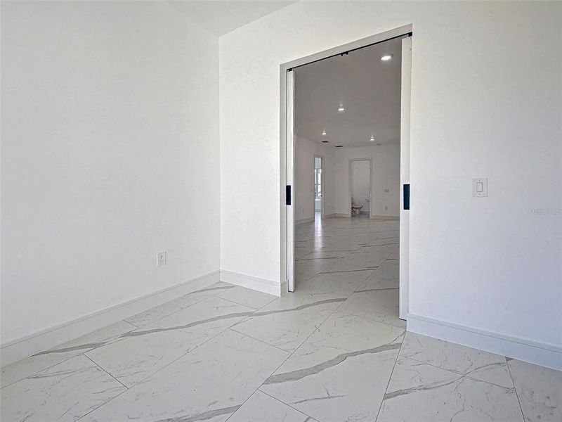 Spacious, unfurnished interior of a new home in , Rotonda West (Image 31).