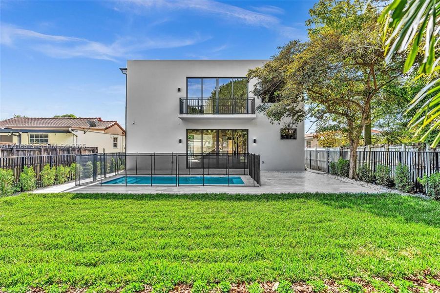 Exterior details and patio area of a home in , Miami (Image 31).