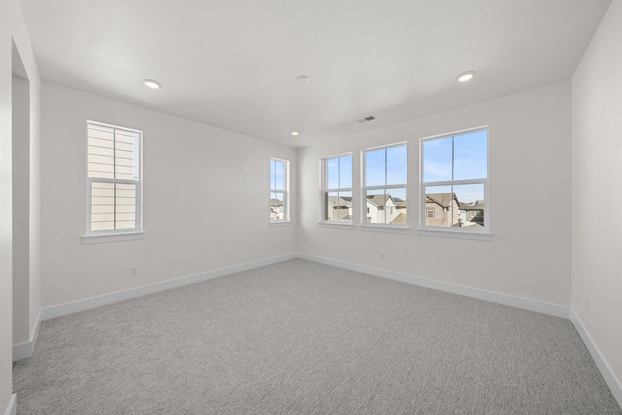 Spacious, unfurnished interior of a new home in Trumark Homes at Sterling Ranch, Littleton (Image 26).