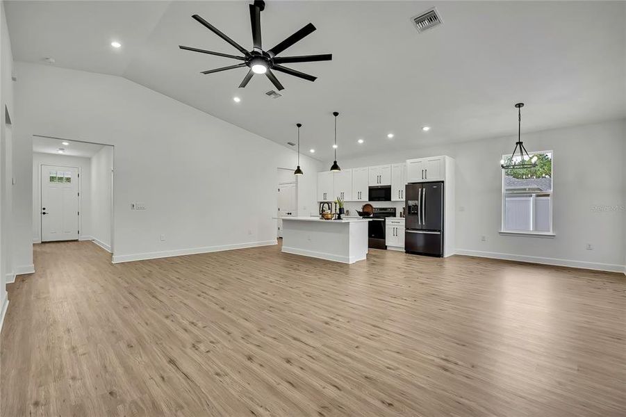 Spacious, unfurnished interior of a new home in , Weeki Wachee (Image 35).