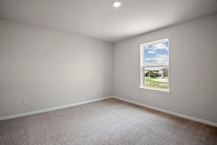 Spacious, unfurnished interior of a new home in Sweetwater Ridge, Conroe (Image 11).