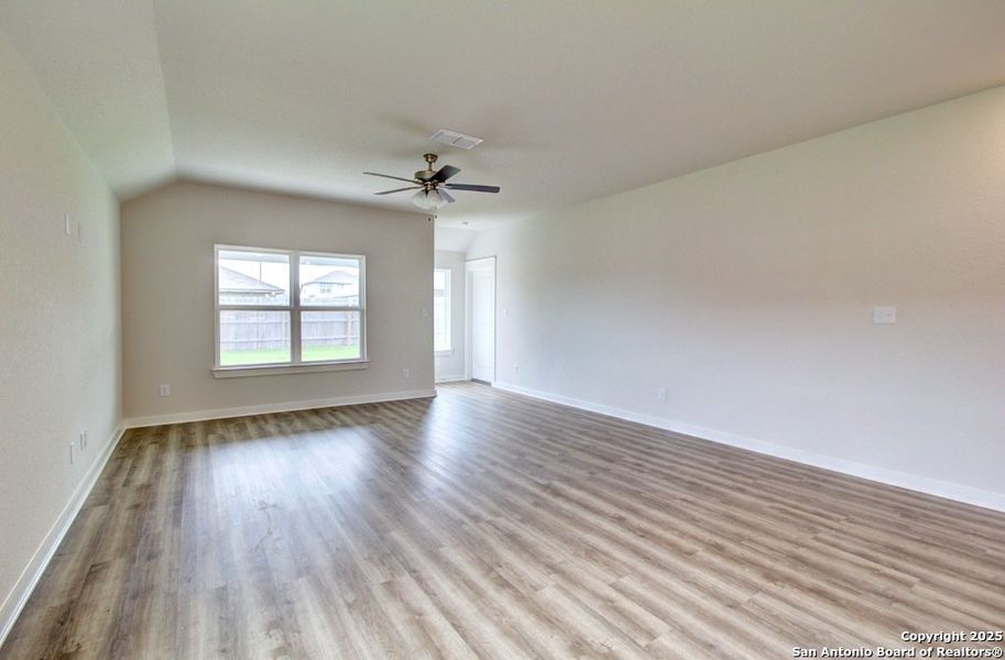 Spacious, unfurnished interior of a new home in Cloud Country, New Braunfels (Image 15).