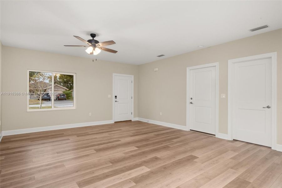 Spacious, unfurnished interior of a new home in , Sebring (Image 35).