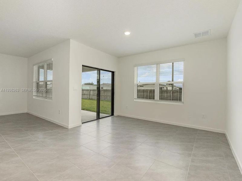Spacious, unfurnished interior of a new home in , Fort Pierce (Image 8).