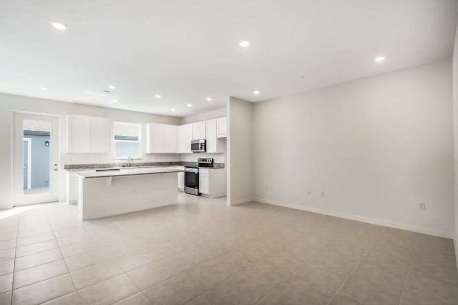 Spacious, unfurnished interior of a new home in Eden Crest, Apopka (Image 11).