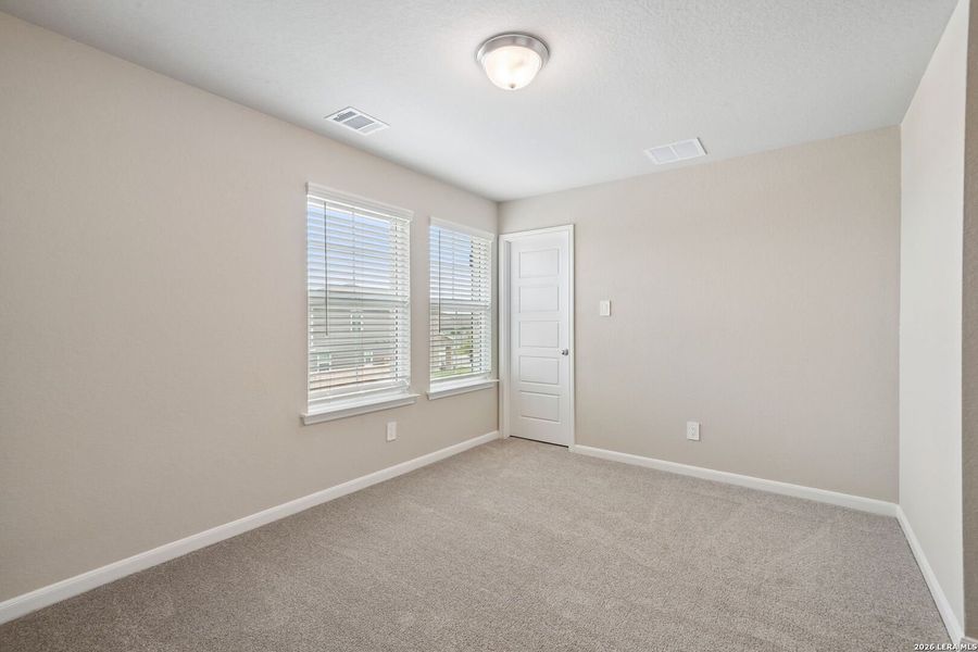 Spacious, unfurnished interior of a new home in Thomas Pond, San Antonio (Image 36).