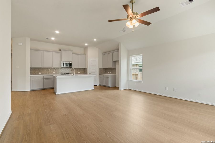 Spacious, unfurnished interior of a new home in Prominence, San Antonio (Image 14).