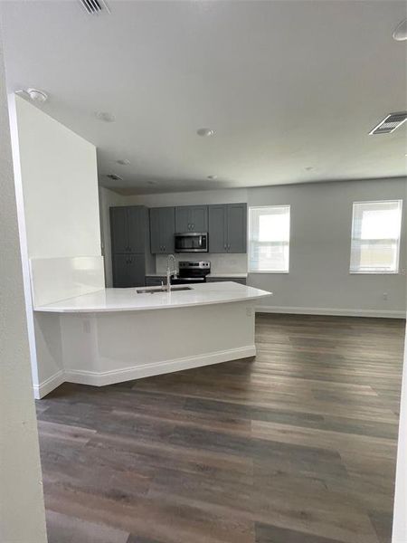Spacious, unfurnished interior of a new home in , Deland (Image 25).