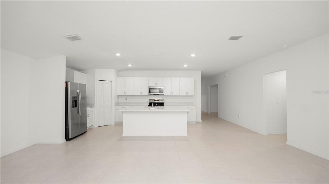 Spacious, unfurnished interior of a new home in Cypress Point at Lake Parker: The Estates, Lakeland (Image 22).