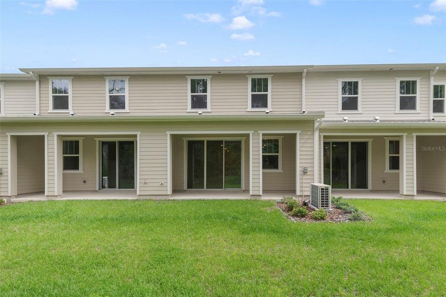 Exterior details and patio area of a home in Towns at Greenleaf, Oviedo (Image 16).