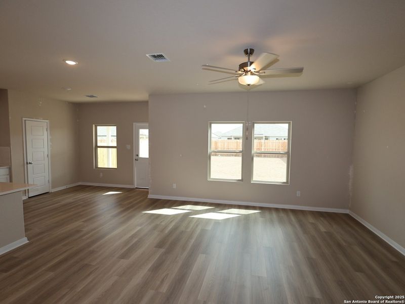 Spacious, unfurnished interior of a new home in Winding Brook, San Antonio (Image 15). Spacious, unfurnished interior of a new home in Winding Brook, San Antonio (Image 15).