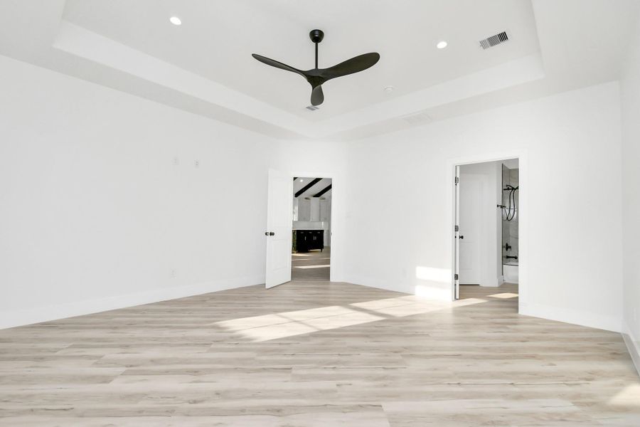 Spacious, unfurnished interior of a new home in , Rosharon (Image 14).
