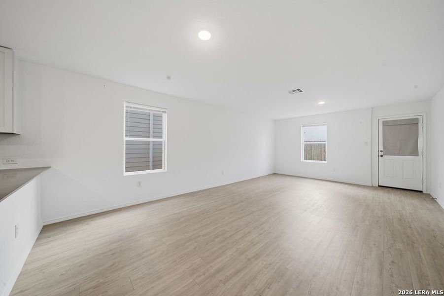 Spacious, unfurnished interior of a new home in Aston Park, San Antonio (Image 19).