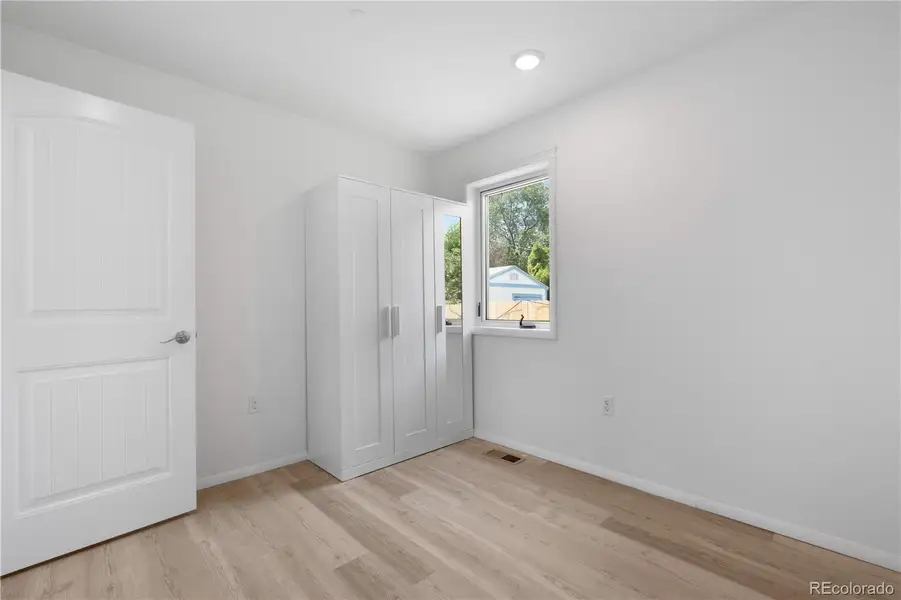 Spacious, unfurnished interior of a new home in , Aurora (Image 9).