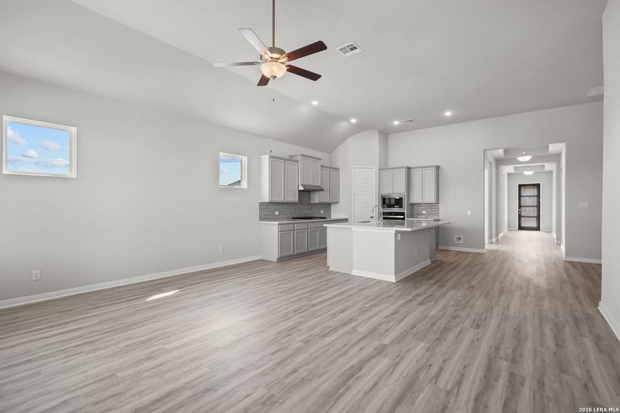 Spacious, unfurnished interior of a new home in Ladera, San Antonio (Image 25).