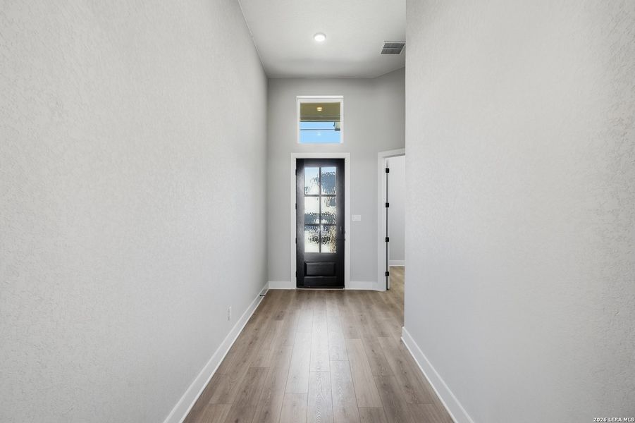 Spacious, unfurnished interior of a new home in Potranco Oaks, Castroville (Image 38).