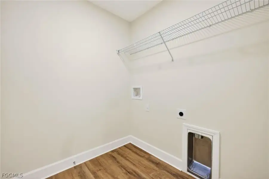 Spacious, unfurnished interior of a new home in Cape Coral, Cape Coral (Image 25).