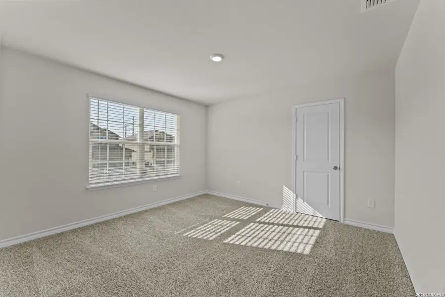 Spacious, unfurnished interior of a new home in Laurel Vistas, San Antonio (Image 36).