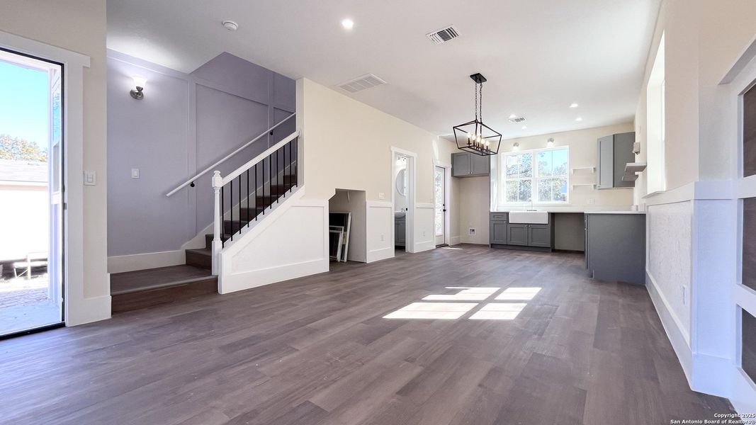 Spacious, unfurnished interior of a new home in , Bandera (Image 14).