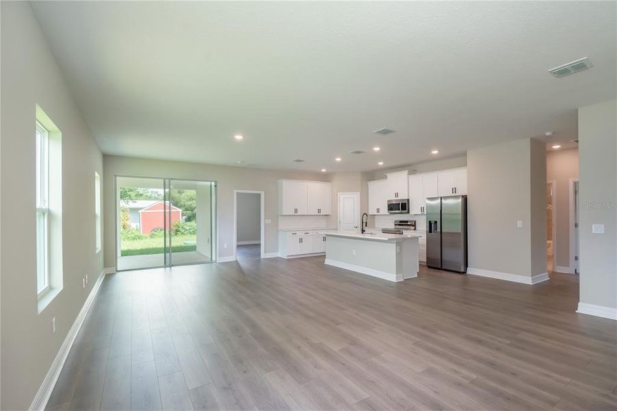 Spacious, unfurnished interior of a new home in , Citrus Springs (Image 27).