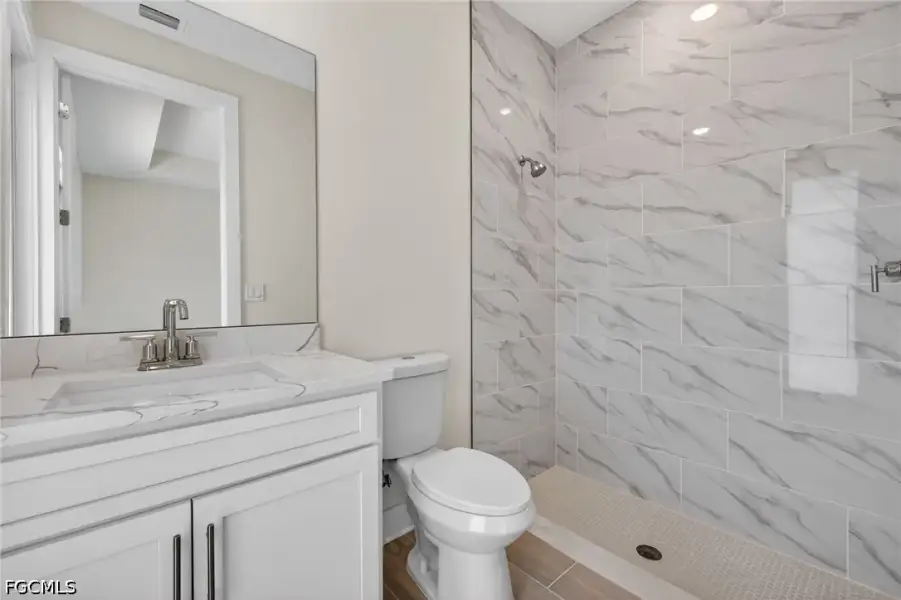Furnished interior view inside a new home in Cape Coral, Cape Coral (Image 7).