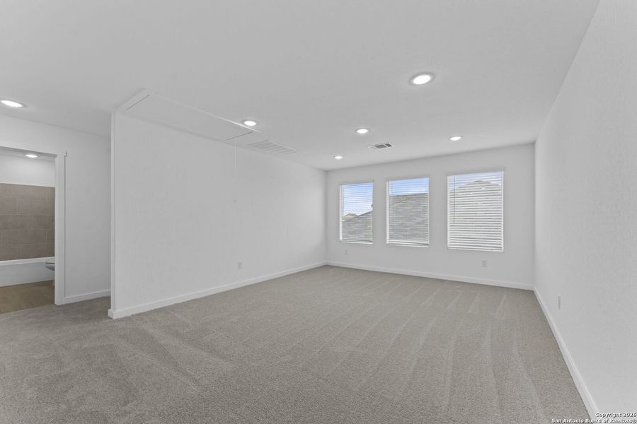 Spacious, unfurnished interior of a new home in Voss Farms, New Braunfels (Image 14).