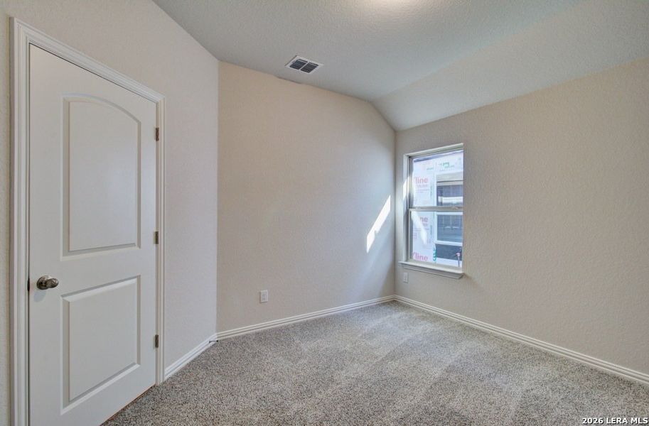 Spacious, unfurnished interior of a new home in Sunflower Ridge, New Braunfels (Image 14).