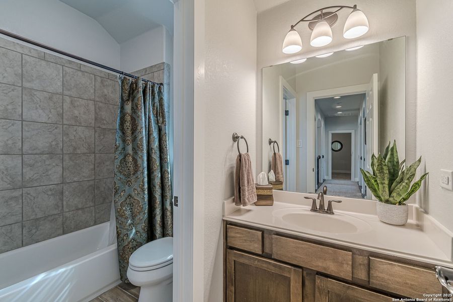 Furnished interior view inside a new home in Hiddenbrooke, Seguin (Image 4).