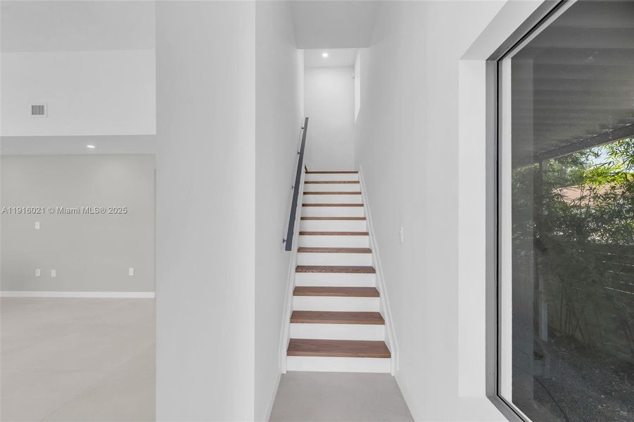Spacious, unfurnished interior of a new home in , Miami (Image 16).