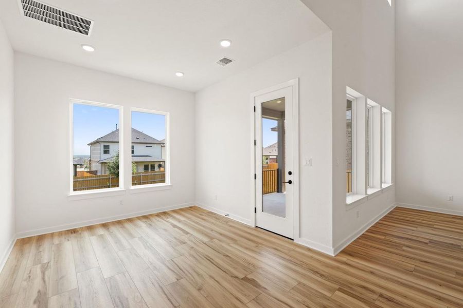 Spacious, unfurnished interior of a new home in Heritage, Dripping Springs (Image 35).