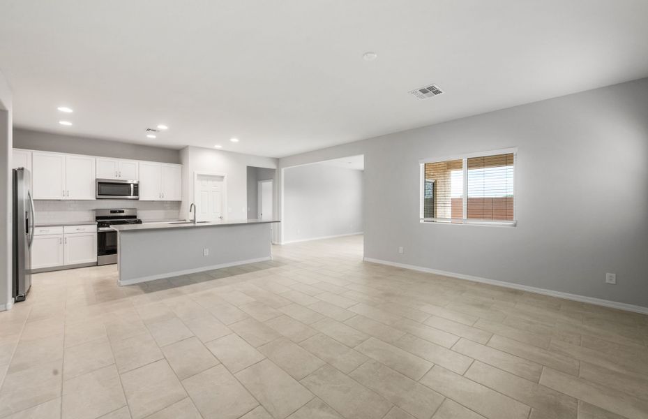 Spacious, unfurnished interior of a new home in El Cidro, Goodyear (Image 13).