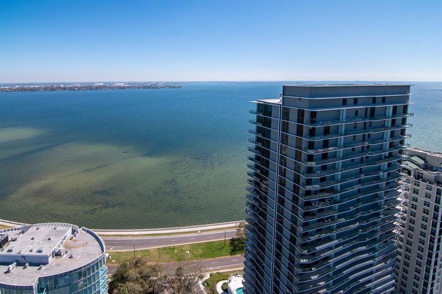 Condo located in Tampa, FL showcasing its design and architecture (Image 34).