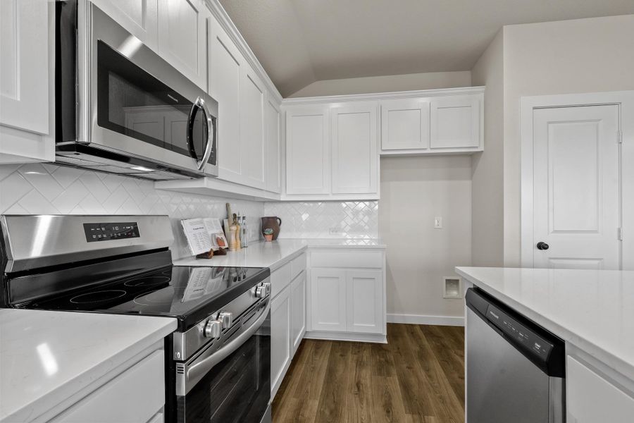 Representative furnished interior of a home built from the Essex by Cheldan Homes in Stoneview, Glen Rose (Image 19).