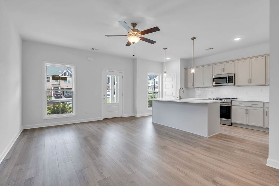 Photo of another unit. Features may vary.