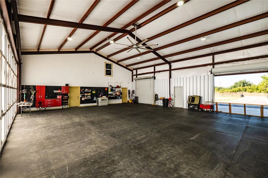 Spacious aircraft hangar that can be used to store all your toys, or additional parking! Spacious aircraft hangar that can be used to store all your toys, or additional parking!