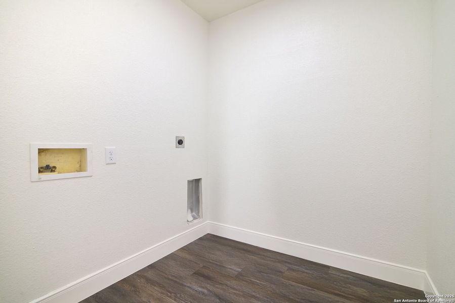 Spacious, unfurnished interior of a new home in , Atascosa (Image 21). Spacious, unfurnished interior of a new home in , Atascosa (Image 21).