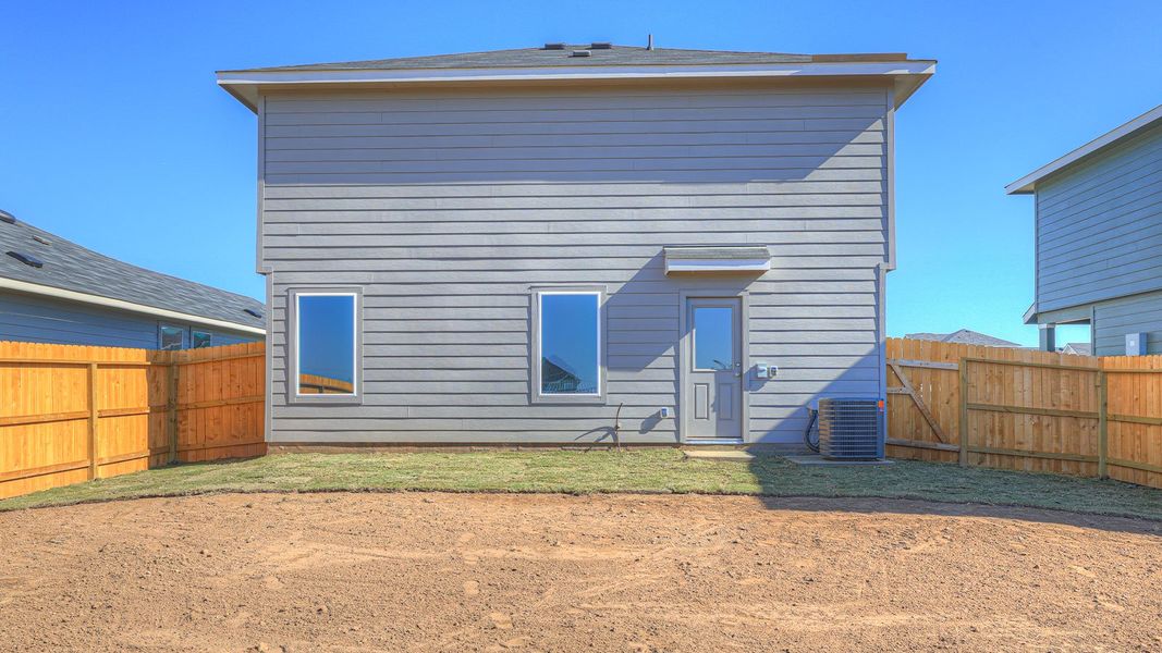 Exterior details and patio area of a home in Ladera, Luling (Image 4).