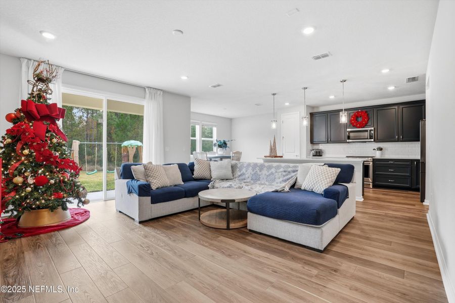 Furnished interior view inside a new home in , Middleburg (Image 10).