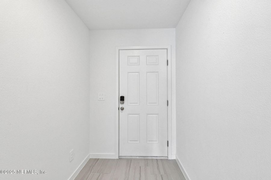 Spacious, unfurnished interior of a new home in Azalea Creek, Jacksonville (Image 31).